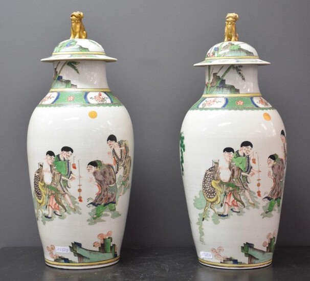 Lot of 2 covered vases in Chinese porcelain of the Green Family decorated with animated scenes of characters playing