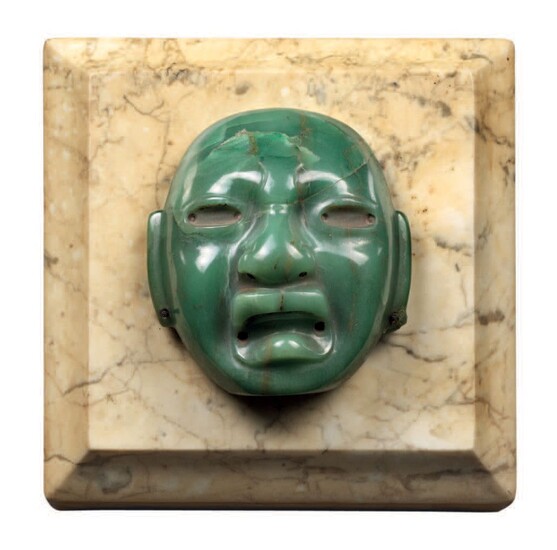 MASQUE DE TYPE OLMÈQUE Jade, socle en marbre21 x 18 cm (avec support)Ce visage d'homme...
