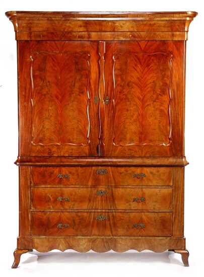 (-), Mahogany veneer on oak Biedermeier cabinet, 237...