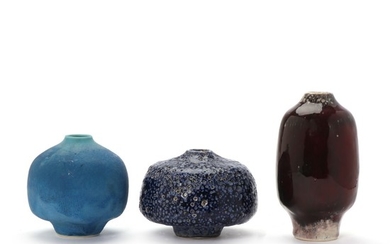 Morten Løbner Espersen: Three stoneware vases decorated with turquoise blue, dark blue and deep red glaze. Unique. H. 9, 10.5 and 15.3 cm. (3)