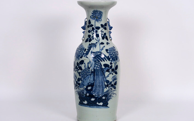 Nineteenth century Chinese porcelain vase with a blue-white decor with bird - height : 59 cm ||19th Cent. Chinese vase in porcelain with a blue-white decor with bird
