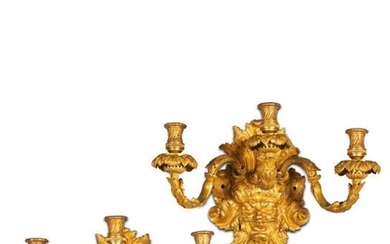 PAIRE D'APPLIQUES À TROIS BRAS France, vers 1710/1720 Bronze ciselé et doré. H. 35 cm...