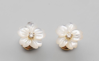 Pair of earrings "Flowers" in 18k gold set...