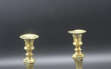 Paire de chandeliers en bronze à base polylobée,...