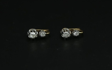 * Paire de dormeuses en or jaune 750 millièmes sertie chacune de deux diamants taille ancienne. Poids brut : 3.45 g (diamants inclus)