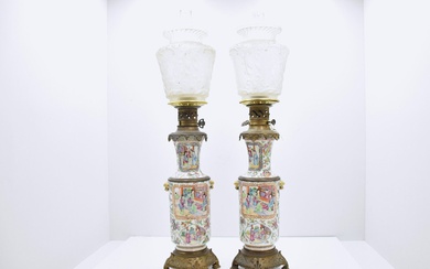 Paire de lampes à huile du 19ème siècle en porcelaine de Chine, bronze et cuivre...
