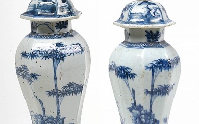 Paire de petites potiches couvertes en porcelaine bleue et blanche de Chine à décor végétal et d’"Objets". Epoque: XVIIIème. (* et ** aux couvercles). H.:+/-27,3cm.