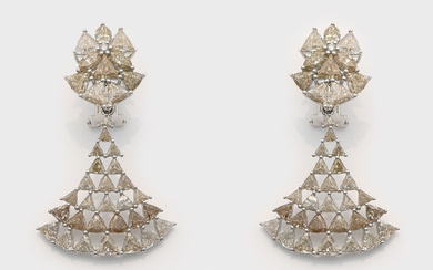 Paire d'élégants bracelets Fancy en or blanc, taille 750. Sertis de diamants Fancy d'un total...