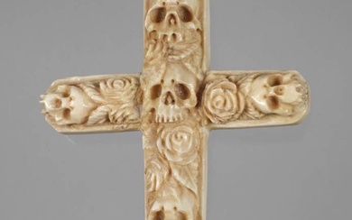 Pendentif croix Memento Mori 19e siècle, œillet en or jaune testé 750/1000, crucifix en os,...