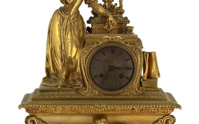 Pendule époque Restauration en bronze doré à décor d'une jeune dame vêtue à la mode...