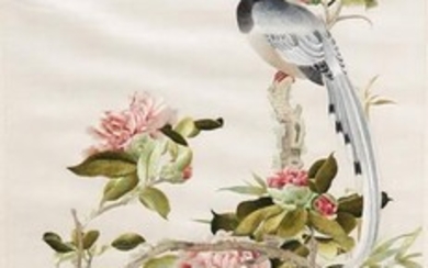QUATRE PANNEAUX D'OISEAUX ET DE FLEURS EN SOIE CHINOISE EMBROYÉE 20e SIÈCLE Représentant des oiseaux...