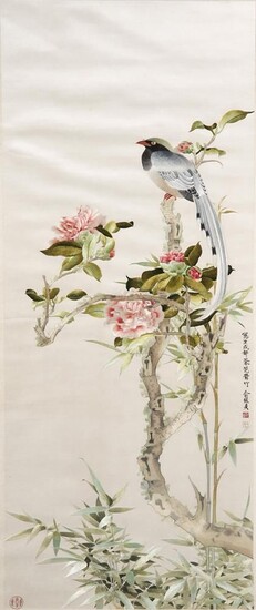 QUATRE PANNEAUX D'OISEAUX ET DE FLEURS EN SOIE CHINOISE EMBROYÉE 20e SIÈCLE Représentant des oiseaux...