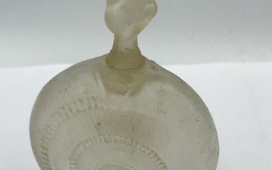 René Lalique. Le succès. Falcon en verre pressé moulé, col du flacon taraudé. Bouchon figurine pas bloqué. Gravé sous la base Lalique.