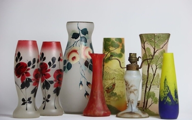 Réunion de vases comprenant un vase à décor émaillé d'un faisan dans un sous-bois, signature...