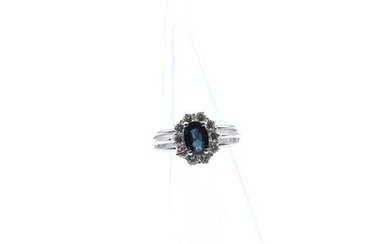 Ring in 18 ct white gold set with 10 brilliants +/- 0.70 ct and 1 sapphire - 4.4 g (Size: 51)