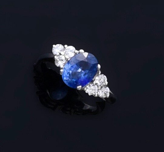 Ring in 750e white gold, adorned with an oval sapphire of about 2. 5 ct with six brilliants.