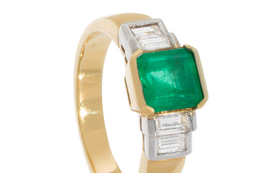 Ring in gold with emerald and diamonds