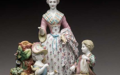 Saxe, groupe en porcelaine : femme et enfants, début XIXe siècle, Hauteur 27 cm. (petits...