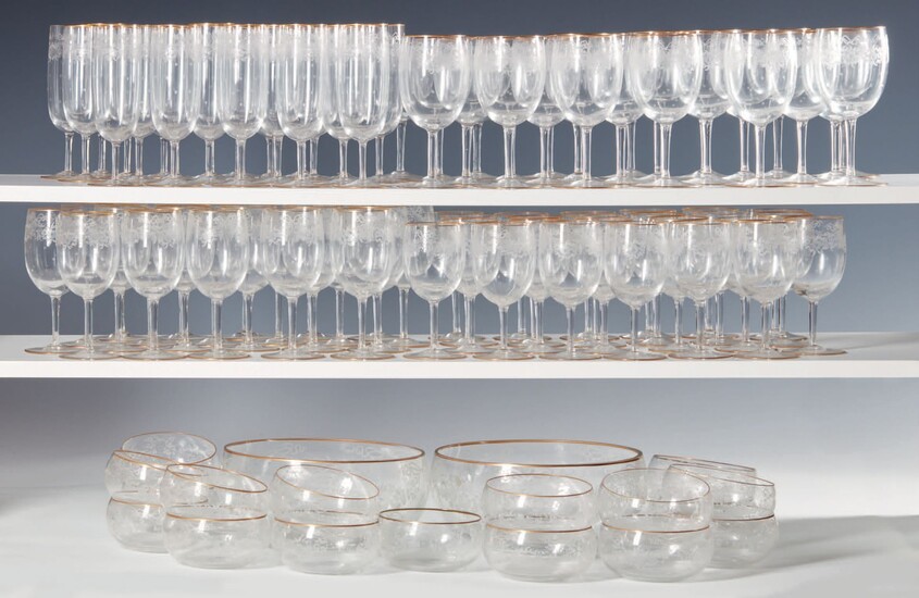 Servizio di bicchieri in cristallo inciso... - Lot 518 - Pierre Bergé & Associés