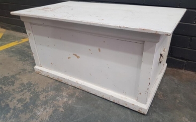 Shabby Chic Lift Top Trunk with Handles (H:44 W:91 D:55cm)