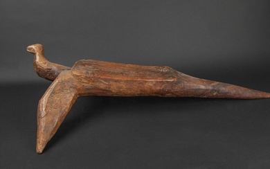 Siège sculpté dans les formes naturelles du bois, avec ancienne patine et marques d’usages. Lobi,...