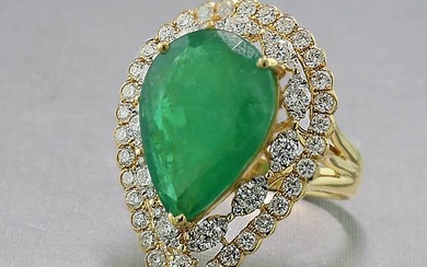 Smaragd/Brillant|Ring. Großer, tropfenförmiger Smaragd von ca. 8,10 ct. Mit Brillanten von ca. 1,45 ct. zweireihig entouriert. G|H, si. 18 ct. GG|Fassung