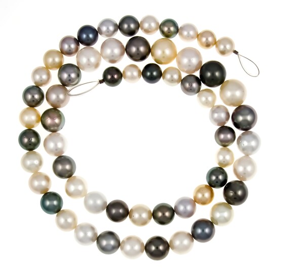 South Tahitian strand with 58 fine South Sea and Tahitian pearls 14 - 10.1 mm, multicolor, with few natural features and very good luster, L. 65.5 cm, 123.1 g