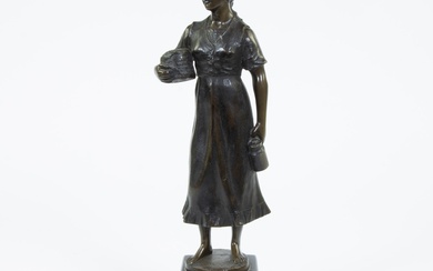 Statue en bronze d'une laitière, signée Hubert Statue en bronze d'un laitier, signée Hubert H...