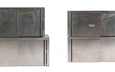 Suite de quatre étagères de rangement d'applique à portes coulissantes inox. Une paire mesurant :...