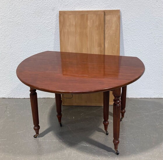 TABLE DE SALLE A MANGER en acajou reposant sux six pieds H.: 72 cm l.:...