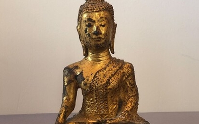 THAILANDE. Bouddha en bronze laqué or. H: 18 cm. Petits éclats.