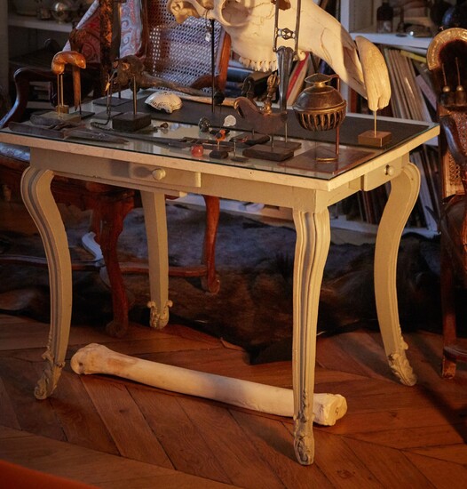 Table d'époque Louis XV en bois relaqué gris... - Lot 18 - L'Huillier & Associés