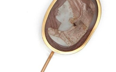 Tie pin in yellow gold, decorated with a cameo on agate representing a woman's profile. P. Brut : 8.6 g.
