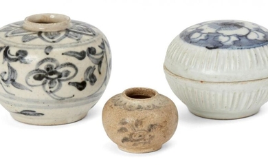 Two Chinese porcelain jarlets, Ming dynasty, painted...