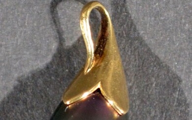 Un pendentif en or 18K la monture en forme... - Lot 18 - Actéon - Compiègne Enchères