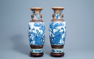 Une paire de vases en porcelaine de Chine bleu et blanc dite 'de Nankin' à décor de paons, 19ème siècle
