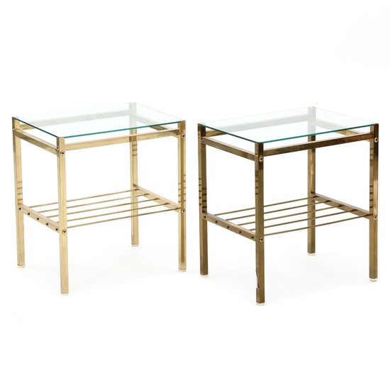 Unknown design: A pair of side tables with brass frame with underlying shelf. Clear glass top. H. 51 cm. L. 44 cm. W. 34 cm. (2)