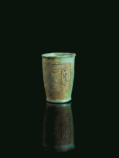 VASE DE RAMESSES IIEGYPTE, XIX DYNASTIE (1279 - 1213 av. J.-C.) Petit verre faïencé vert...