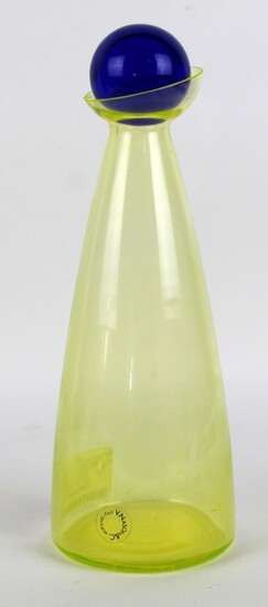 V.Nason & Co., bottiglia in vetro soffiato giallo con tappo a sfera in blu, altezza cm. 27,5, Murano, seconda metà XX secolo.