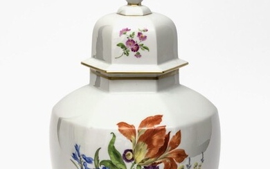 Vase à couvercle - porcelaine de Meissen. Décor doré sur fond blanc. Forme balustre à...