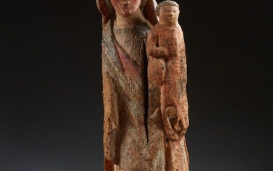 Vierge à l'Enfant en chêne sculpté et polychromé. Debout, elle porte l'Enfant sur son bras...