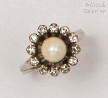 White gold ring, decorated with a cultured pearl...