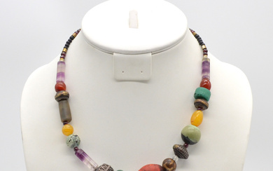 YEMENI GEMSTONE NECKLACE, COLORFUL AND WITH GLASS, WOOD, METAL AND SILVER, VINTAGE, APPROX. 47CM.
