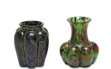 Zwei Glasvasen. Johann Loetz Witwe, Klostermühle (?) | Farbloses Glas, grün unterfangen bzw. grünes Glas, farbige Aufschmelzungen, irisiert.