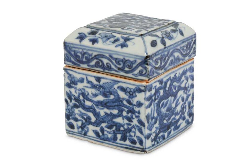 A CHINESE BLUE AND WHITE SQUARE SECTION 'DRAGON' BOX...