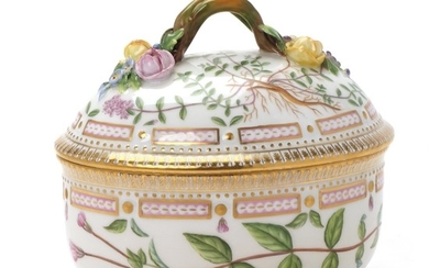 “Flora Danica” porcelain sugarbowl decorated in colours and gold with flowers. 3582. Royal Copenhagen. H. 15 cm L. 16 cm.