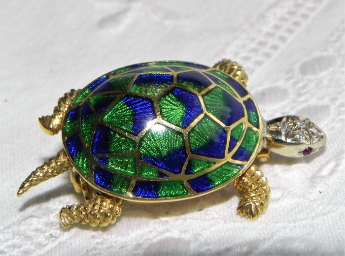 18 kt. Gold - 750 gold brooch in the form of a sculptured turtle Diamond