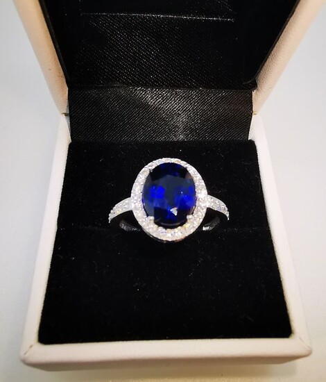 18 kt. White gold - Ring - 3.85 ct Sapphire - Diamonds
