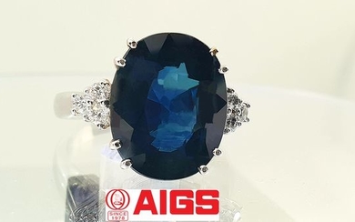 18 kt. White gold - Ring - 8.59 ct AIGS certified sapphire - Diamonds - No Reserve