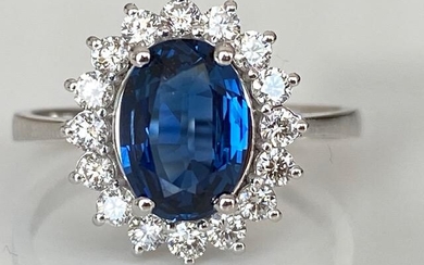 18 kt. White gold Ring with 1.65 ct Sapphire and